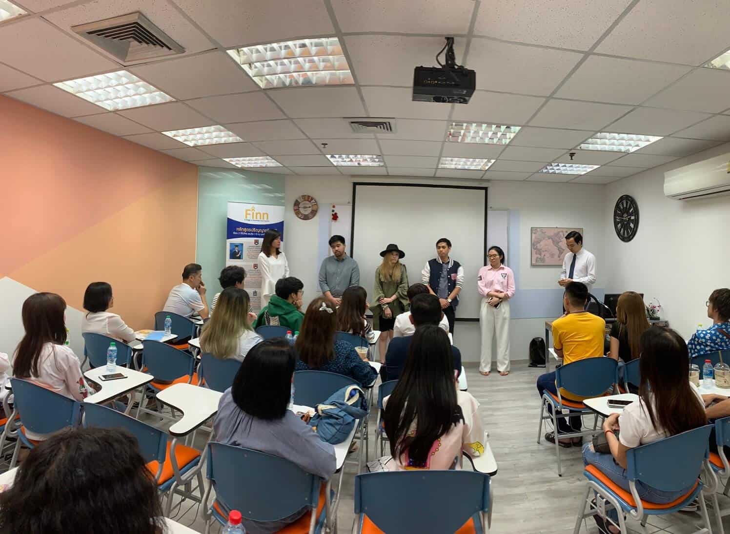 , บรรยากาศการแนะแนวเรียนต่อในปีสุดท้ายจากเจ้าหน้าที่จาก University College Birmingham