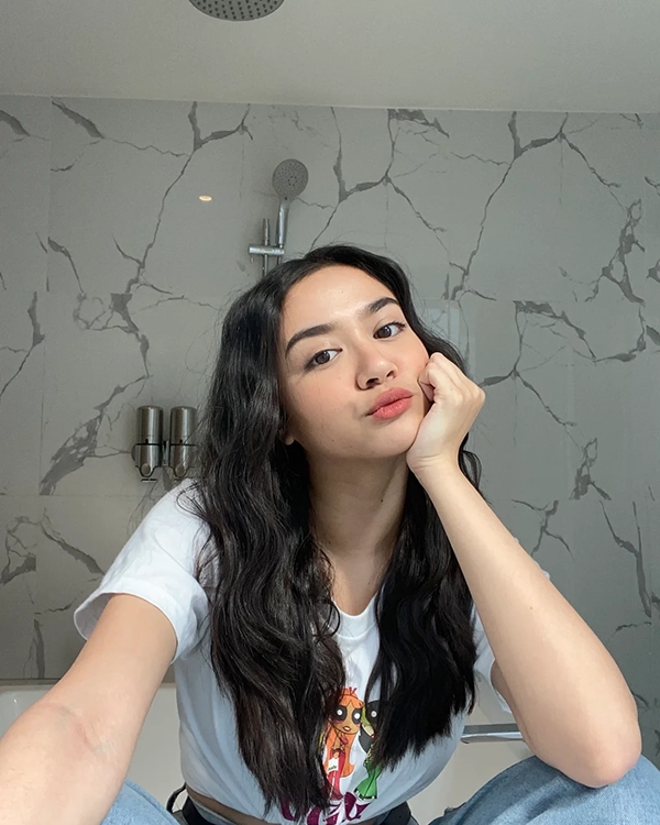 นางสาวอัญมณี ชาลอต เมรี่ แบล๊คเวลล์ (ลิสา)