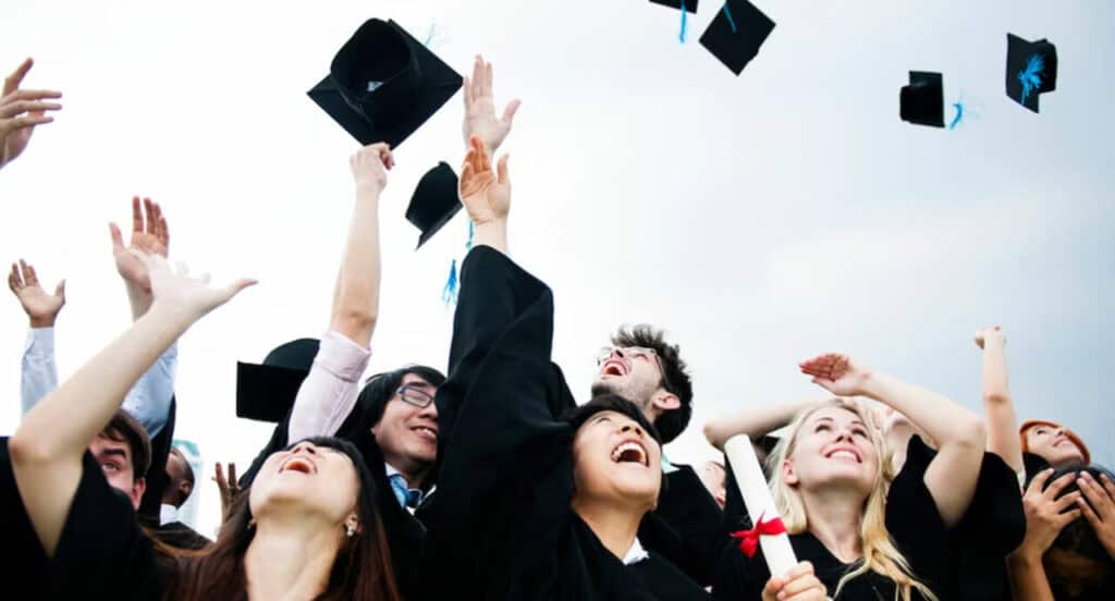 เรียนจบมหาวิทยาลัยประเทศอังกฤษ