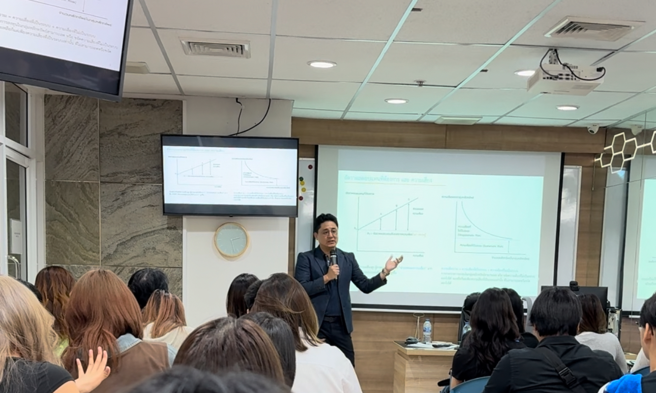 , 🧐💵 คนรุ่นใหม่ ต้องเข้าใจเรื่องลงทุน คลาสเรียน Economic and Portfolio Strategy 👨💻📉 สอนโดย อาจารย์ ดร.กำพล อดิเรกสมบัติ 🌏 ผู้เชี่ยวชาญเศรษฐกิจและการลงทุน