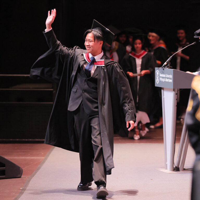 นาย เมธาภัทร ฤกษ์อร่าม (ก้อง)
จบปริญญาตรี “เกียรตินิยมอันดับ 1”
สาขา Global Business Management
จาก Swansea University