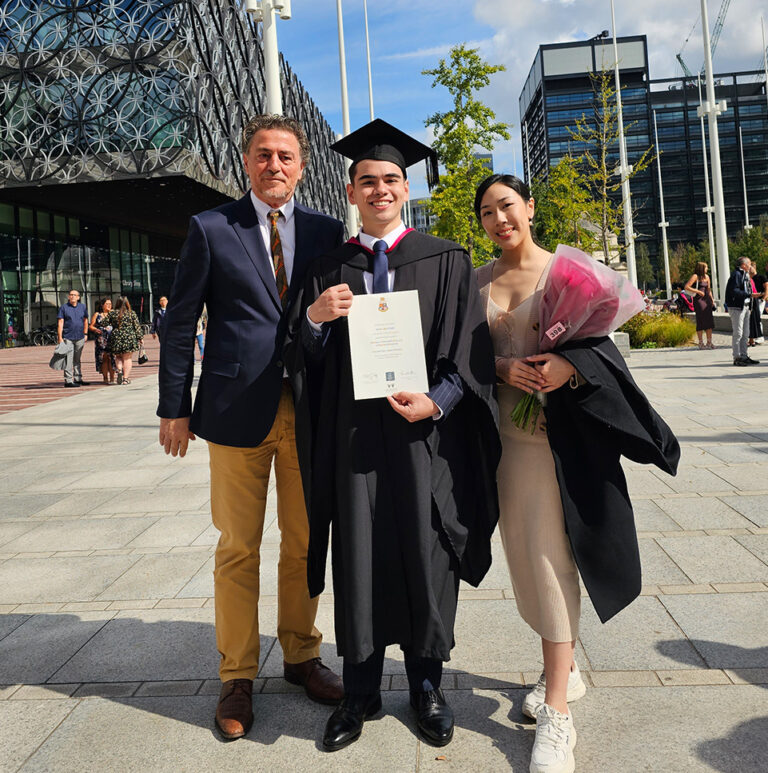 นายสายรัก ยาคอบ ไฮม (สายรัก)
จบปริญญาตรี “เกียรตินิยมอันดับ 2”
สาขา : Business Enterprise
จาก The University Of Warwick