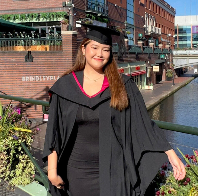 น.ส.พิชญธิดา วูดฟิน (ออม) จบปริญญาตรี “เกียรตินิยมอันดับ 2”
สาขา Digital Marketing
จาก The University Of Warwick