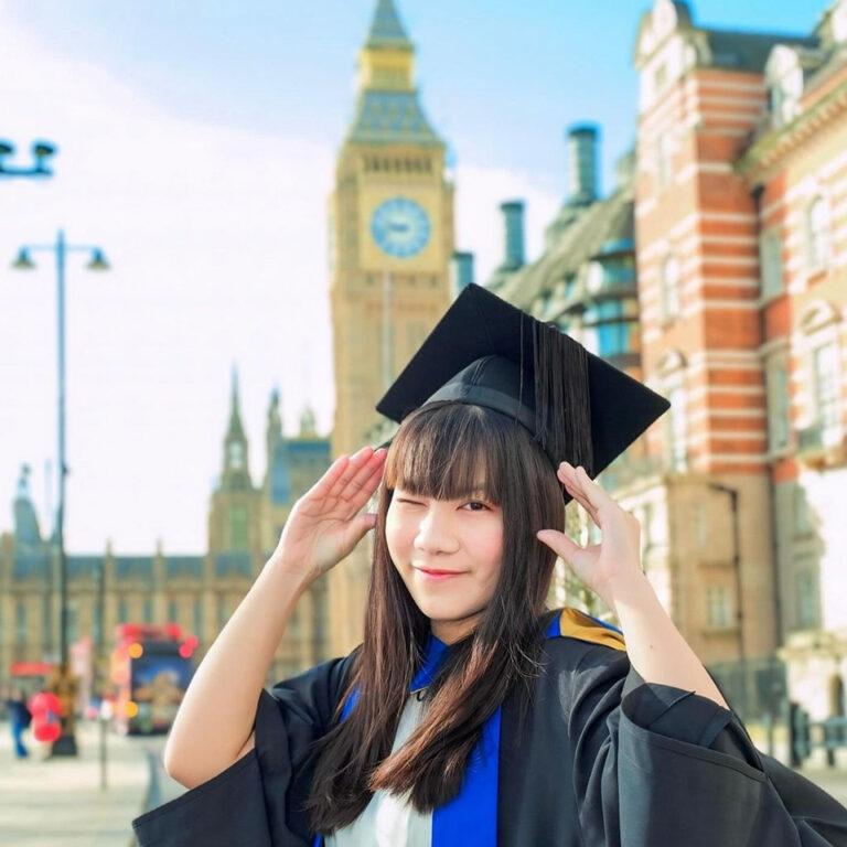 น.ส.ศรินภรณ์ แสงเทียน (เกรซ)
จบปริญญาตรี “เกียรตินิยมอันดับ 2”
สาขา International Business
และจบปริญญาโท สาขา International Marketing Management
จาก Coventry University