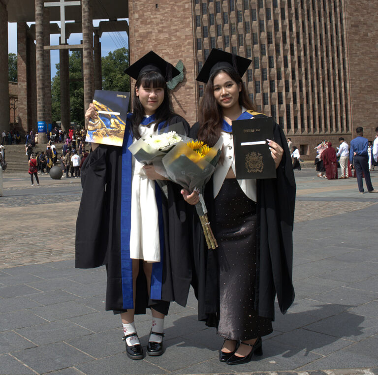 น.ส.ศรินภรณ์ แสงเทียน (เกรซ)
จบปริญญาตรี “เกียรตินิยมอันดับ 2”
สาขา International Business
จาก Coventry University