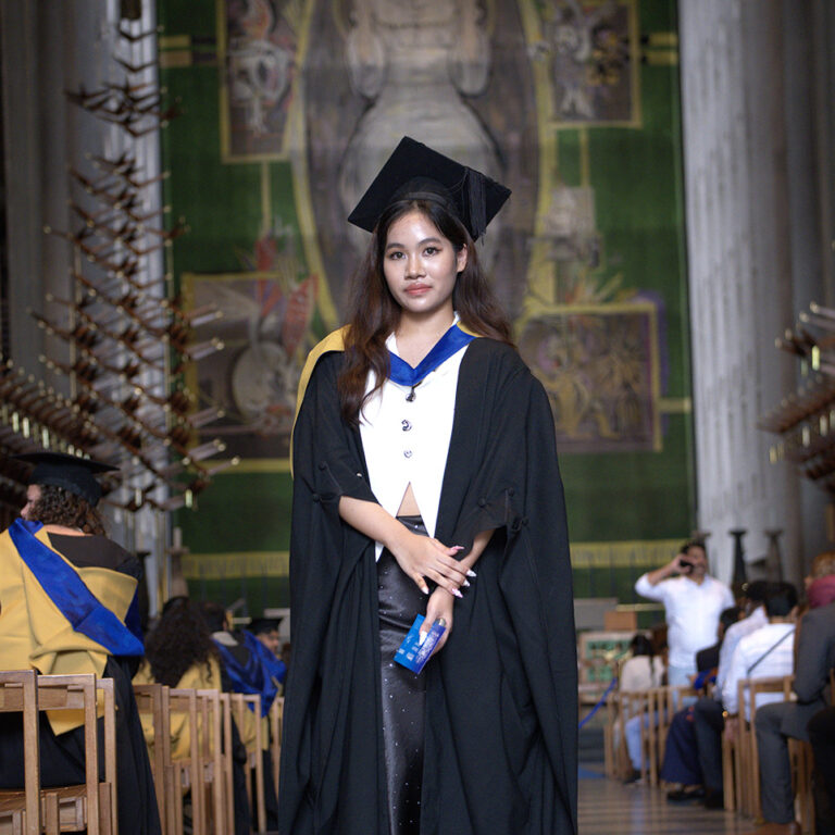 น.ส.ศริญญา แสงเทียน (แบลล์)
จบปริญญาตรี “เกียรตินิยมอันดับ 1”
สาขา International Marketing
จาก Coventry University