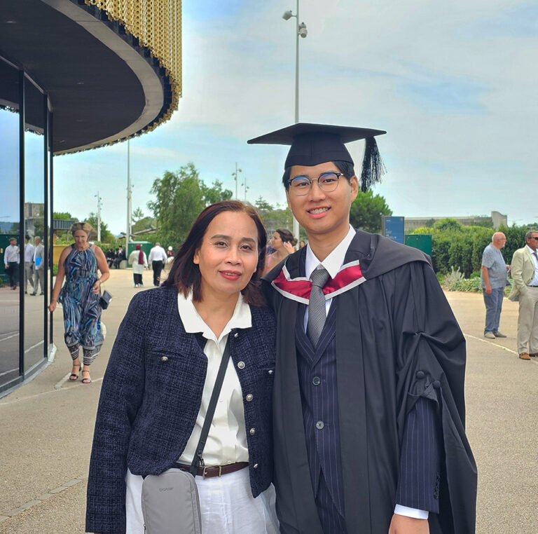 นายจตุภัทร ใจกันทะ (โบนัส)
จบปริญญาตรี “เกียรตินิยมอันดับ 2”
สาขา Global Business Management
จาก Swansea University